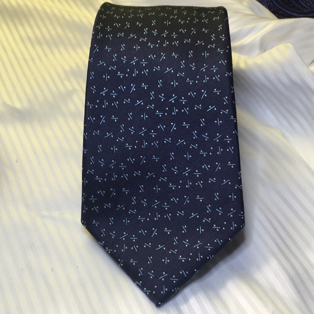 Banana Republic-Navy tie with dash and dot small pattern. 100% silk NWT